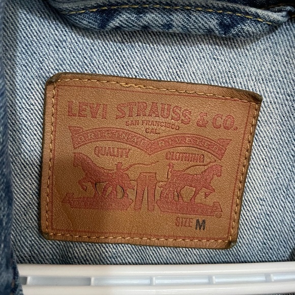 Levi’s Women’s Denim Jacket, size medium - Picture 3 of 4